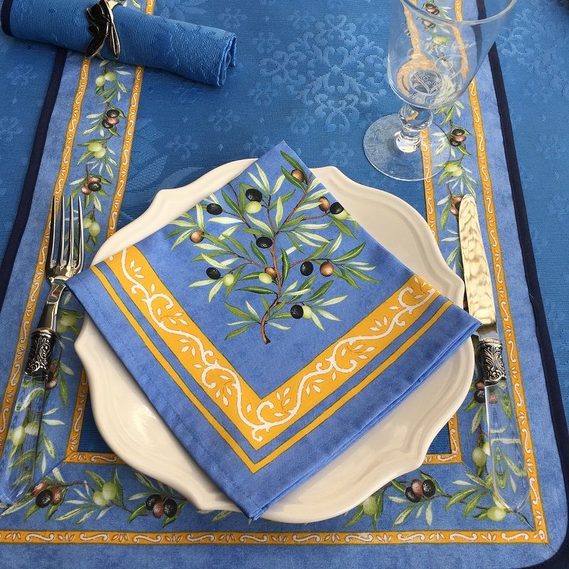 Chemin ou carré de table damassé Delft bleu, bordure "Clos des Oliviers"  bleu