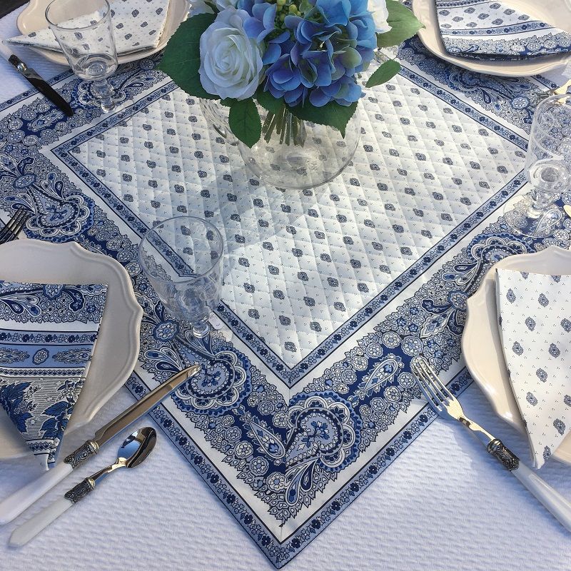 Tapis de table en coton matelassé Bastide blanc et bleu