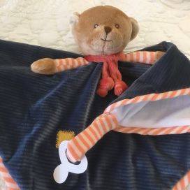 Peluches Bukowski - Doudou et porte tétine ourson "Mavy baby rug" bleu