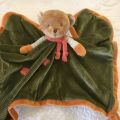 Peluches Bukowski - Doudou et porte tétine ourson "Mavy baby rug" vert