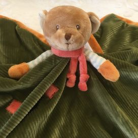 Peluches Bukowski - Doudou et porte tétine ourson "Mavy baby rug" vert