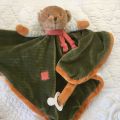 Peluches Bukowski - Doudou et porte tétine ourson "Mavy baby rug" vert