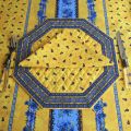 Set de table octogonal cadré "Tradition" jaune et bleu, Marat d'Avignon