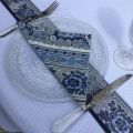 Chemin ou carré de table damassé blanc, bordure "Bastide" blanc et bleu