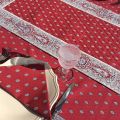 Chemin de table en coton matelassé "Bastide" rouge et gris, Marat d'Avignon