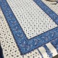 Chemin de table en coton matelassé "Tradition" blanc et bleu, Marat d'Avignon