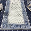 Chemin de table en coton matelassé "Bastide" blanc et bleu, Marat d'Avignon