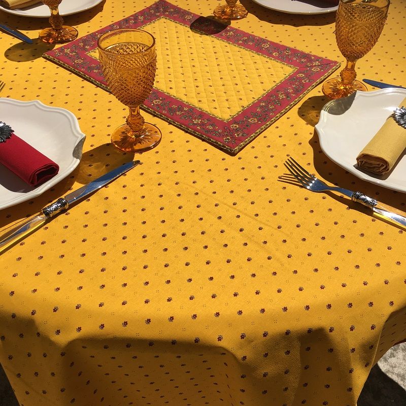 Nappe provençale ronde en coton enduit "Calissons" jaune et rouge "Marat d'Avignon"