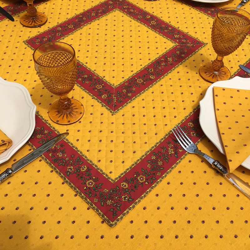 Tapis de table en coton matelassé "Calissons" jaune et rouge et rouge