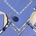 Tapis de table en coton matelassé "Calissons" bleu lavande et écru