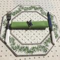 Set de table octogonal cadré "Olivettes" écru et vert, Marat d'Avignon