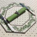 Set de table octogonal cadré "Olivettes" écru et vert, Marat d'Avignon