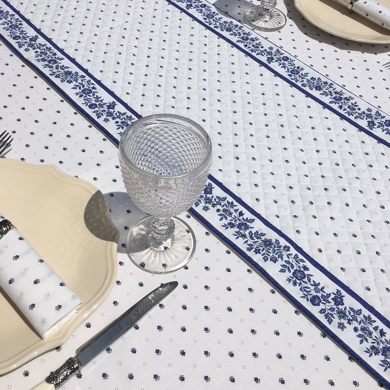 Chemin de table en coton matelassé "Calissons" blanc et bleu