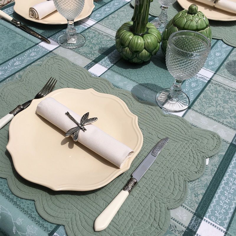 Set de table rectangulaire en Boutis "Vert Sauge" par Côté-Table