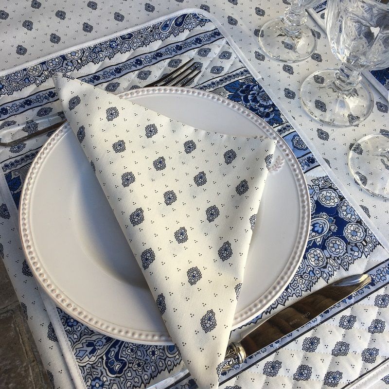 Set de table en coton matelassé enduit "Bastide" blanc et bleu Marat d'Avignon