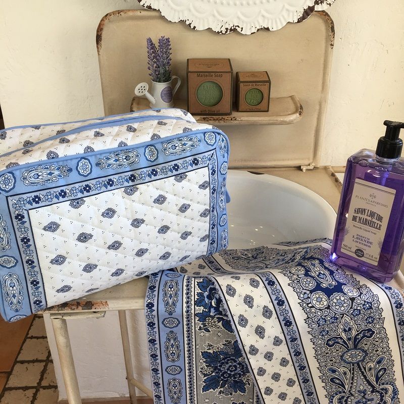 Trousse de toilette en coton matelassé "Bastide" blanc et bleu