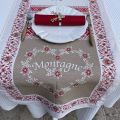 Jacquard table runner "Montagne" écru and red byTissus Tosseli