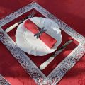 Sets de table damassés Delft rouge, bordure "Bastide" rouge et gris