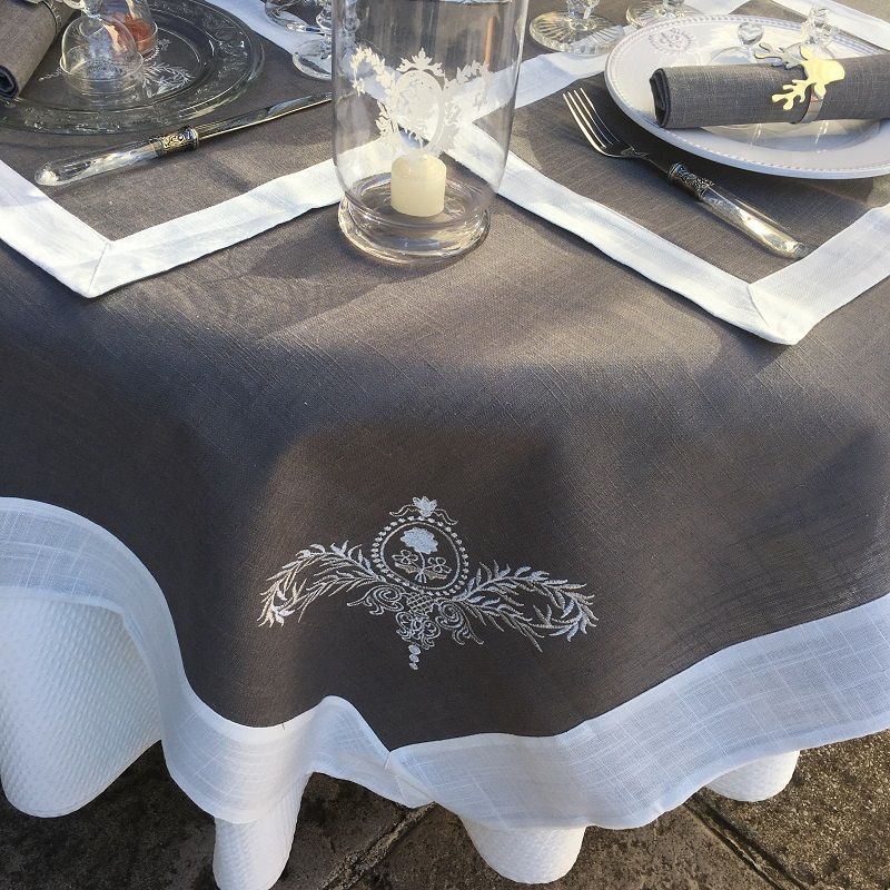 Nappe carrée campagne romantique gris décor poules brodées et dentelle  150x150cm 100% coton PADOU, Linge de table