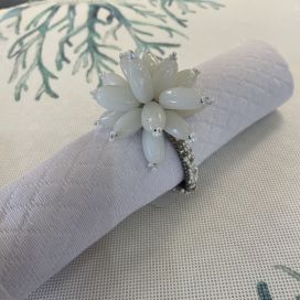 Rond de serviette perles et métal "fleurs" blanc