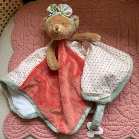 Peluches Bukowski - Doudou et porte tétine oursonne "Happy Meli" baby rug, pink