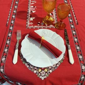 Jacquard table runner "Plagne" red and chocolate byTissus Tosseli