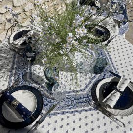 Tapis de table ocotogonal en coton matelassé "Bastide" blanc et bleu
