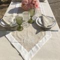 Chemin de table lin et polyester "Coeurs brodés" lin bordure blanche