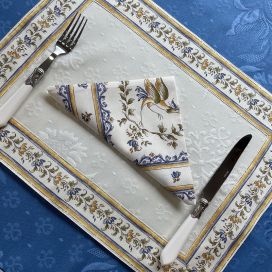 Sets de table damassés Delft écru, bordure "Moustiers" bleu