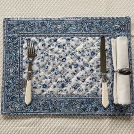 Set de table matelassé cadré Valdrôme "Fleurs de champs" blanc et bleu