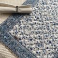 Tapis de table en coton matelassé "Fleurs des Champs" blanc et bleu, Valdrôme