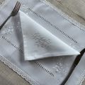 Serviette de table en polyester "Fleurs brodées" blanc