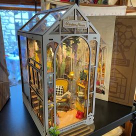 Miniature House "Garden House" Booknook