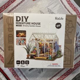 Miniature House "Dreamy Garden House" Booknook