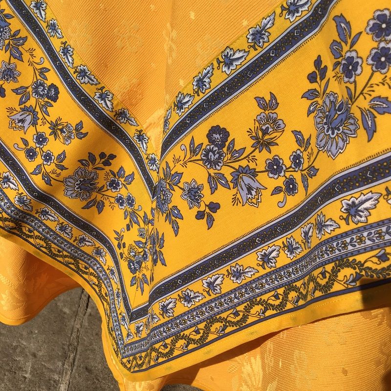 Nappe rectangulaire damassée jaune or, bordure "Bastide" jaune et bleue