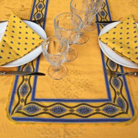 Chemin de table en Jacquard damassé Delft jaune doré, bordure "Avignon" jaune et bleu