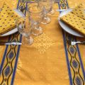 Chemin ou carré de table damassé Delft jaune doré, bordure "Avignon" jaune et bleu