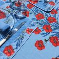 Nappe provençale rectangulaire en coton placée "Coquelicots et Lavande" fond bleu Tissus Toselli