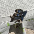 Silvery metal tablecloth pliers "Olives"  Sud Etoffe