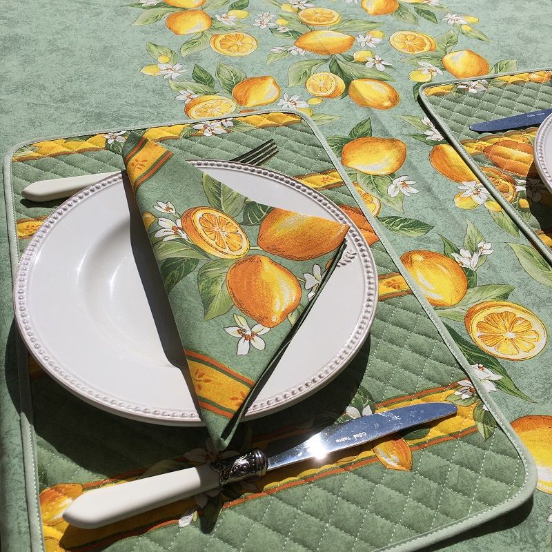 Nappe provençale rectangulaire placée en coton enduit "Citrons" vert et jaune