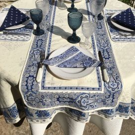 Chemin de table en jacquard damassé Delft écru, bordure "Bastide" bleu et blanc