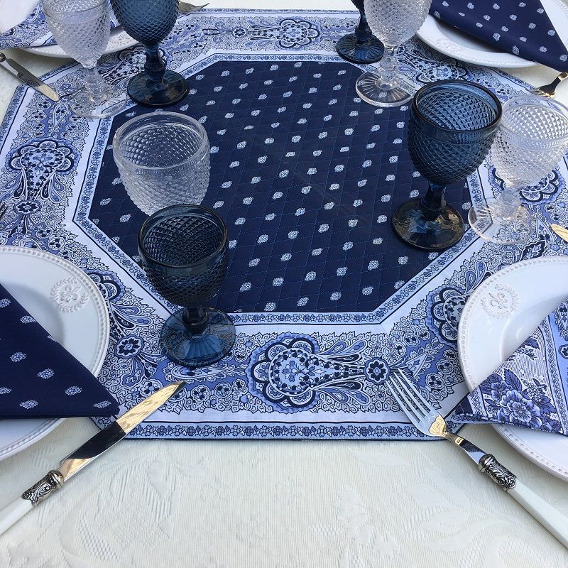 Tapis de table octogonal en coton matelassé Bastide bleu et