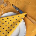 Nappe carrée damassée jaune or, bordure "Bastide" jaune et bleue