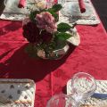 Nappe carrée jacquard Delft rouge, bordée "Moustiers" rose