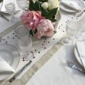 Linen and polyester table runner "Fleurs roses" white and linen bordure