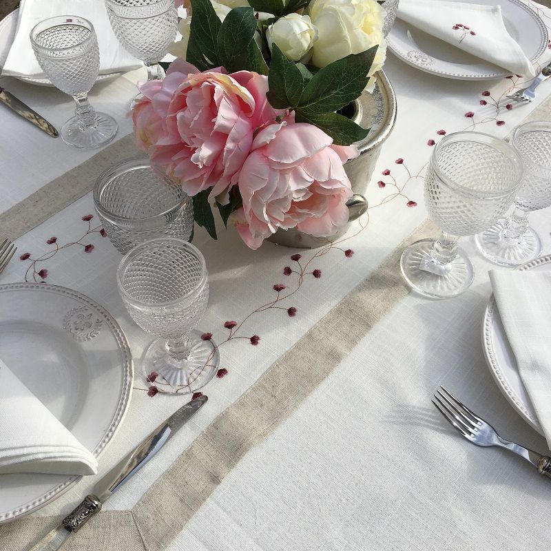 Chemin de table lin et polyester "Fleurs roses" blanc bordure lin