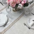 Chemin de table lin et polyester "lavandes brodées" blanc bordure lin