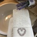 Serviette de toilette en éponge brodé "Heart" écru, Tissus Toselli
